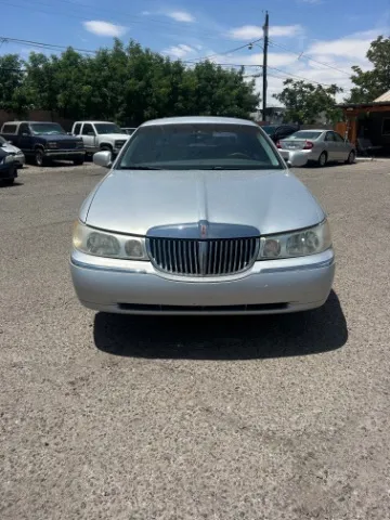 Lincoln Town Car photo 9