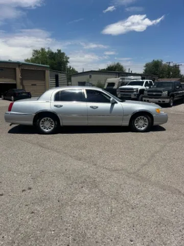 Lincoln Town Car photo 7