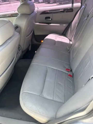 Lincoln Town Car photo 11