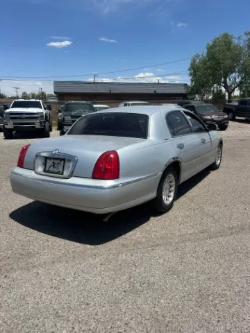 Lincoln Town Car photo 6