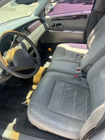 Lincoln Town Car photo 10