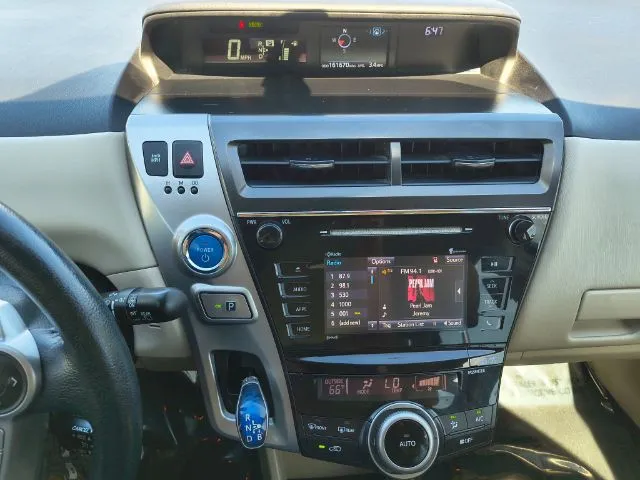 2016 Toyota Prius v Five - Photo 7