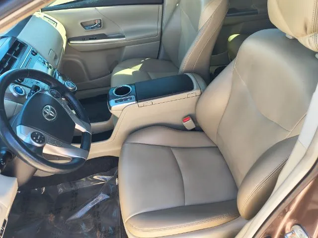 2016 Toyota Prius v Five - Photo 9