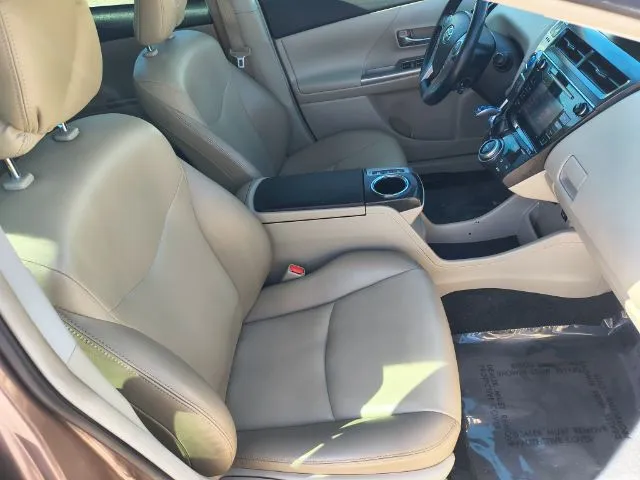 2016 Toyota Prius v Five - Photo 12