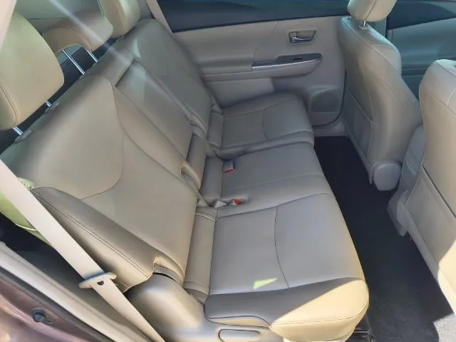 2016 Toyota Prius v Five - Photo 13