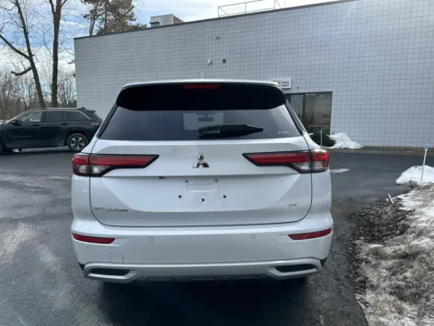 More photos of 2024 Mitsubishi Outlander SE at Peake Chrysler Dodge Jeep Ram Fiat, NY