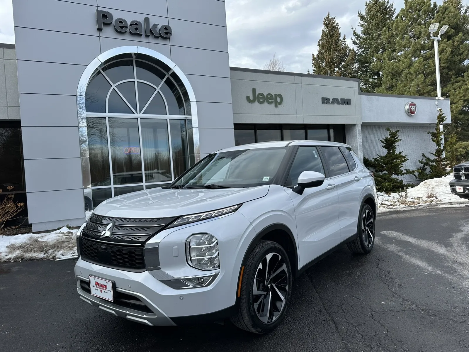 2024 Mitsubishi Outlander SE's photo