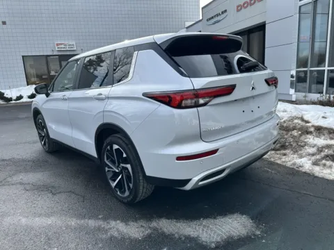 More photos of 2024 Mitsubishi Outlander SE at Peake Chrysler Dodge Jeep Ram Fiat, NY