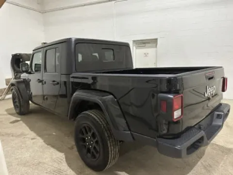 More photos of 2023 Jeep Gladiator Overland at Peake Chrysler Dodge Jeep Ram Fiat, NY