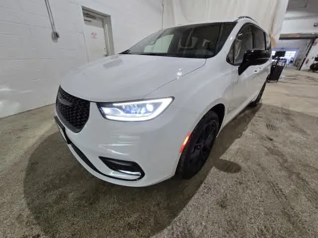 2026 Chrysler Pacifica Limited AWD's photo