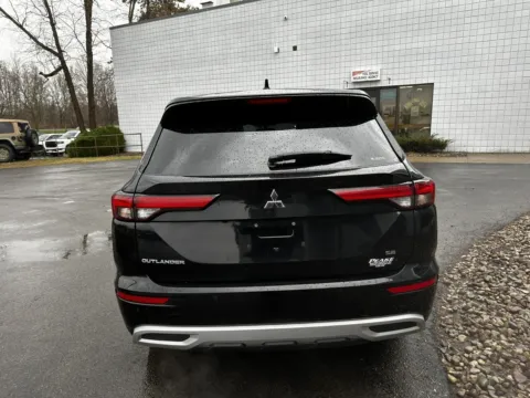 More photos of 2024 Mitsubishi Outlander SE at Peake Chrysler Dodge Jeep Ram Fiat, NY