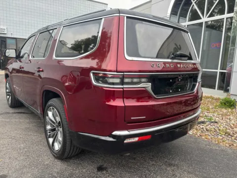 More photos of 2022 Jeep Grand Wagoneer Series III at Peake Chrysler Dodge Jeep Ram Fiat, NY