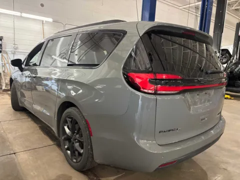 More photos of 2025 Chrysler Pacifica Limited at Peake Chrysler Dodge Jeep Ram Fiat, NY