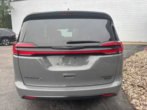More photos of 2025 Chrysler Pacifica Limited at Peake Chrysler Dodge Jeep Ram Fiat, NY