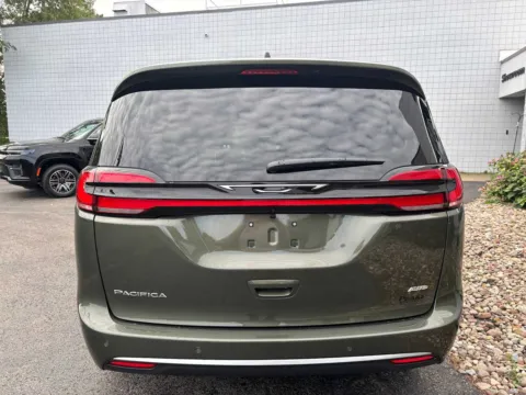 More photos of 2027 Chrysler Pacifica Select at Peake Chrysler Dodge Jeep Ram Fiat, NY