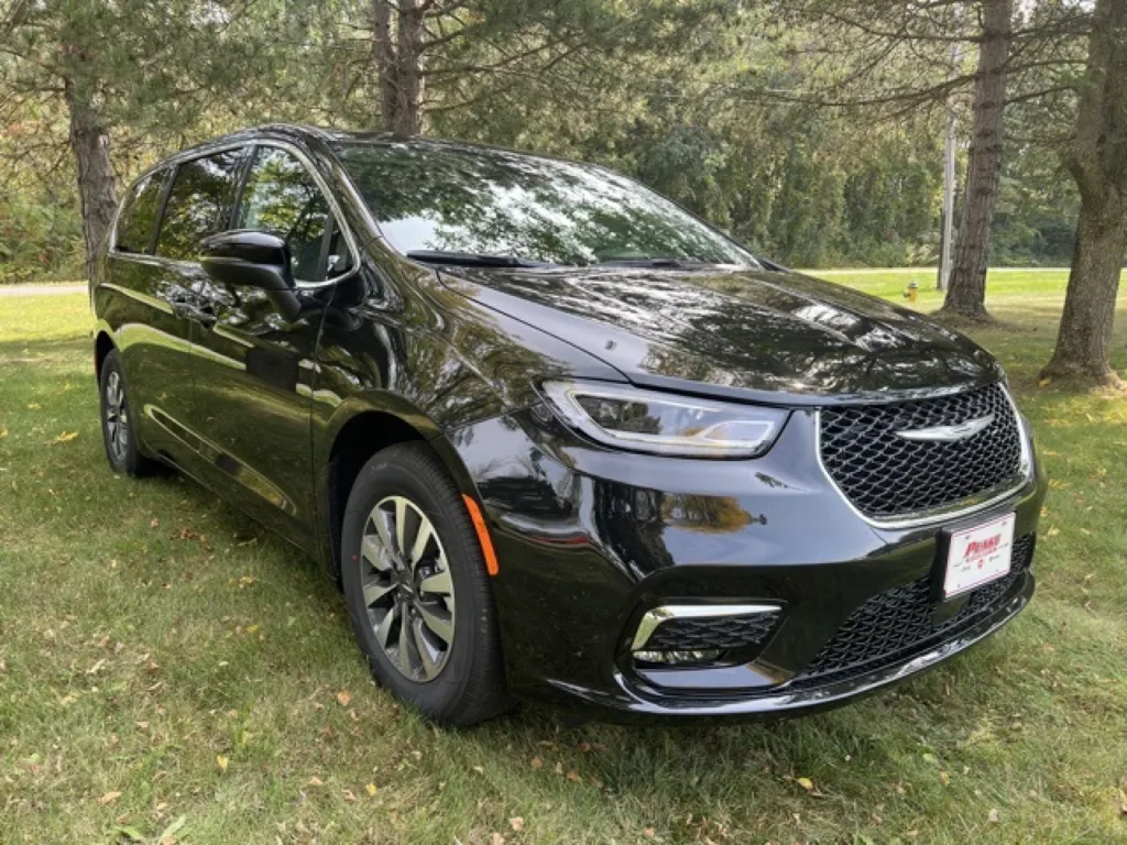 2023 Chrysler Pacifica Hybrid Touring L for sale in Sodus, NY