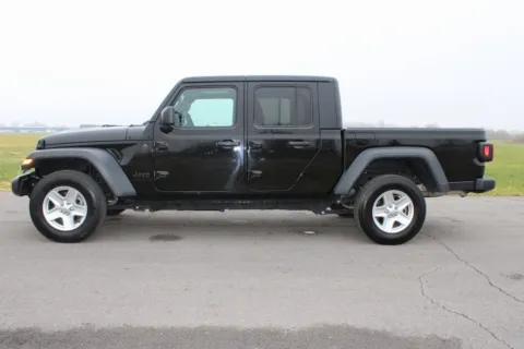 More photos of 2023 Jeep Gladiator Sport S at Braden Cadillac GMC, OH