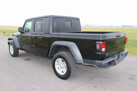 More photos of 2023 Jeep Gladiator Sport S at Braden Cadillac GMC, OH