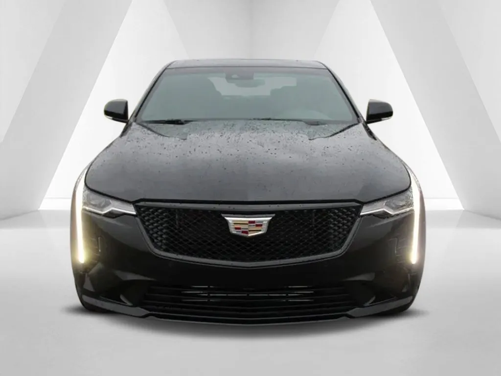 Cadillac CT4 photo 2