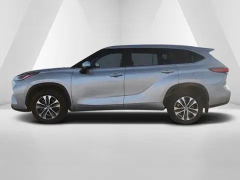 More photos of 2023 Toyota Highlander XLE at Braden Cadillac GMC, OH