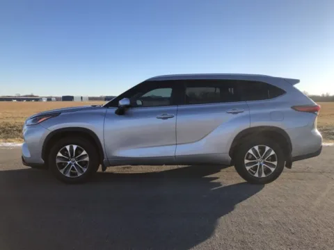More photos of 2023 Toyota Highlander XLE at Braden Cadillac GMC, OH
