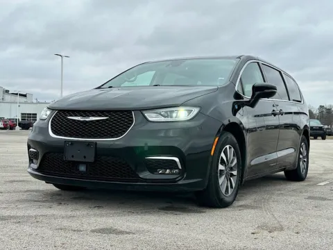 More photos of 2024 Chrysler Pacifica Hybrid Select at Braden Cadillac GMC, OH