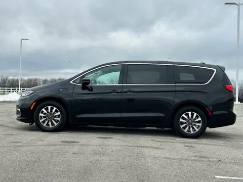 More photos of 2024 Chrysler Pacifica Hybrid Select at Braden Cadillac GMC, OH