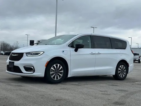 More photos of 2024 Chrysler Pacifica Hybrid Select at Braden Cadillac GMC, OH