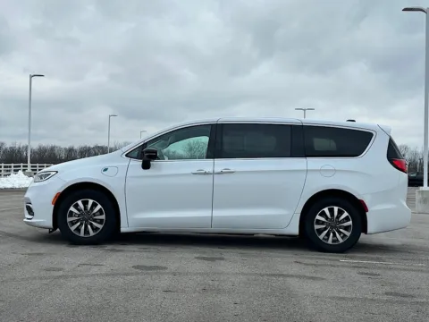 More photos of 2024 Chrysler Pacifica Hybrid Select at Braden Cadillac GMC, OH