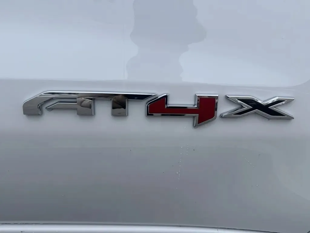 GMC Sierra photo 11