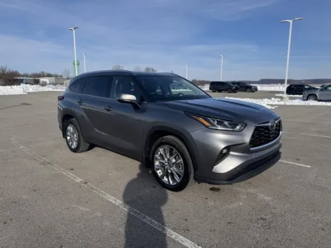 Gray 2025 Toyota Highlander XLE for sale in Carroll, OH
