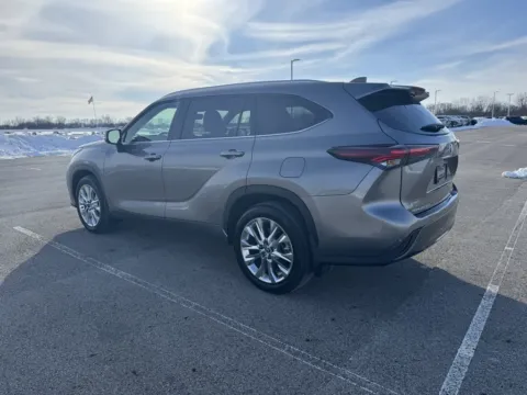 More photos of 2025 Toyota Highlander XLE at Braden Cadillac GMC, OH