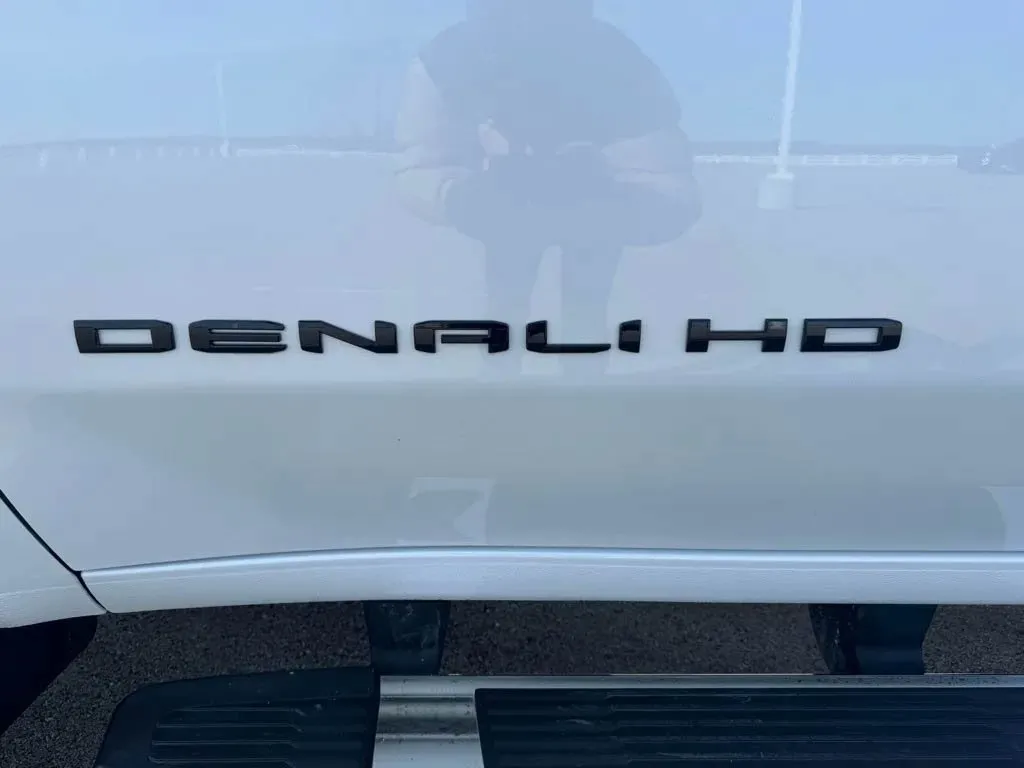 GMC Sierra photo 11
