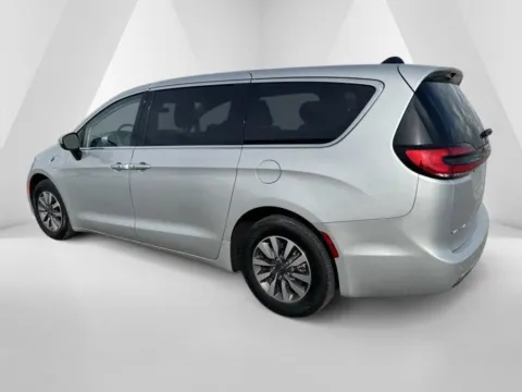 More photos of 2023 Chrysler Pacifica Hybrid Touring L at Braden Cadillac GMC, OH