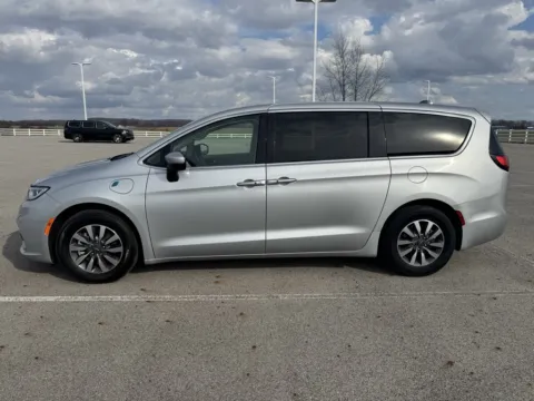 More photos of 2023 Chrysler Pacifica Hybrid Touring L at Braden Cadillac GMC, OH