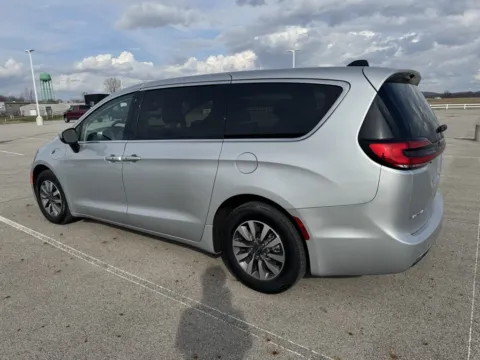More photos of 2023 Chrysler Pacifica Hybrid Touring L at Braden Cadillac GMC, OH
