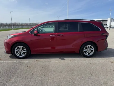 More photos of 2022 Toyota Sienna XLE at Braden Cadillac GMC, OH