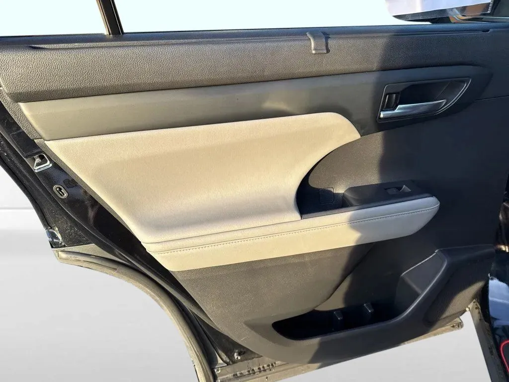 2022 Toyota Highlander XLE - Photo 27