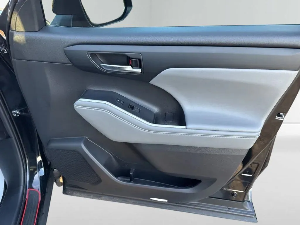 2022 Toyota Highlander XLE - Photo 13