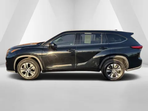 More photos of 2022 Toyota Highlander XLE at Braden Cadillac GMC, OH