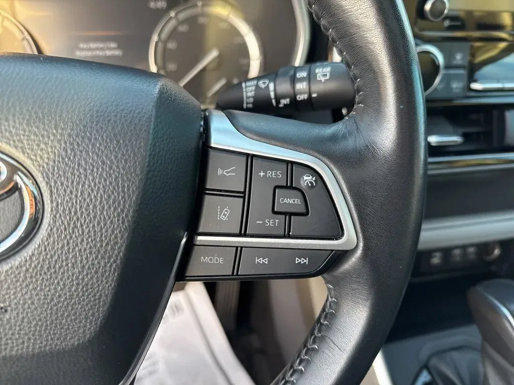 2022 Toyota Highlander XLE - Photo 18