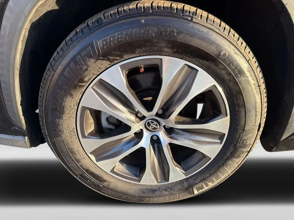 2022 Toyota Highlander XLE - Photo 10