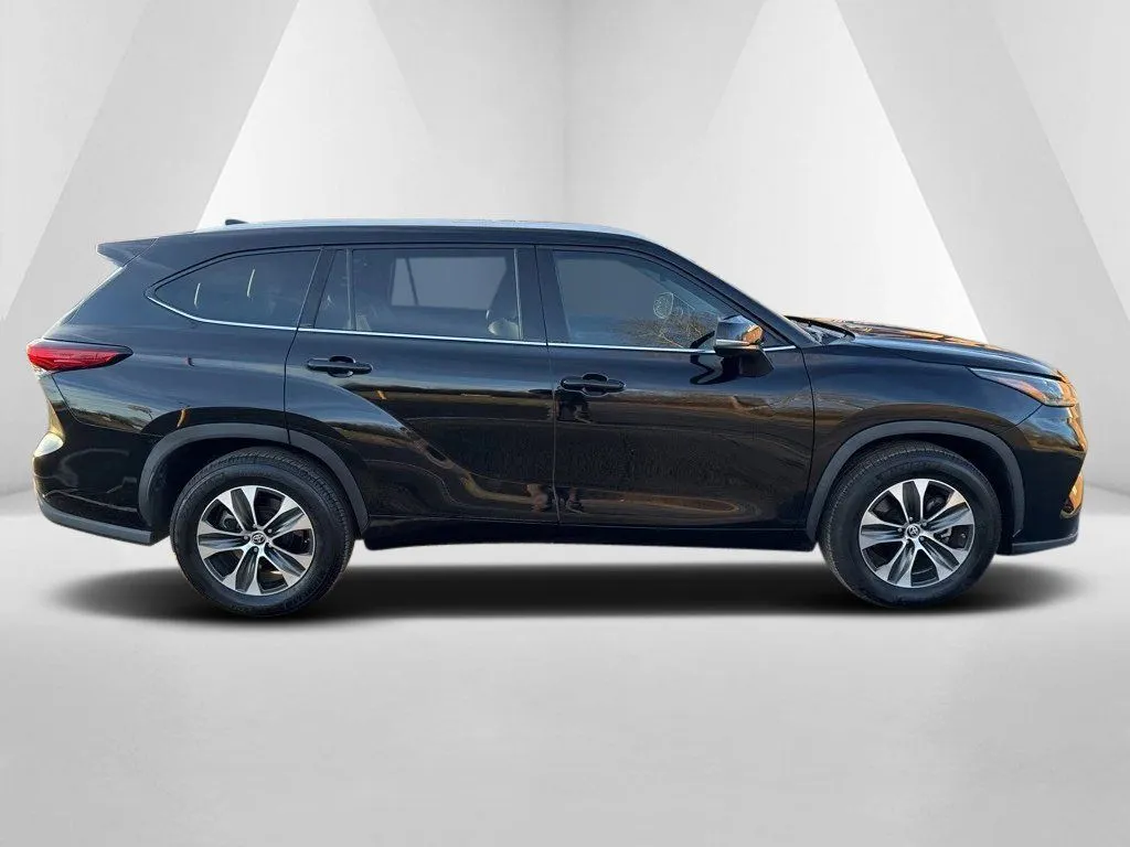 2022 Toyota Highlander XLE - Photo 8