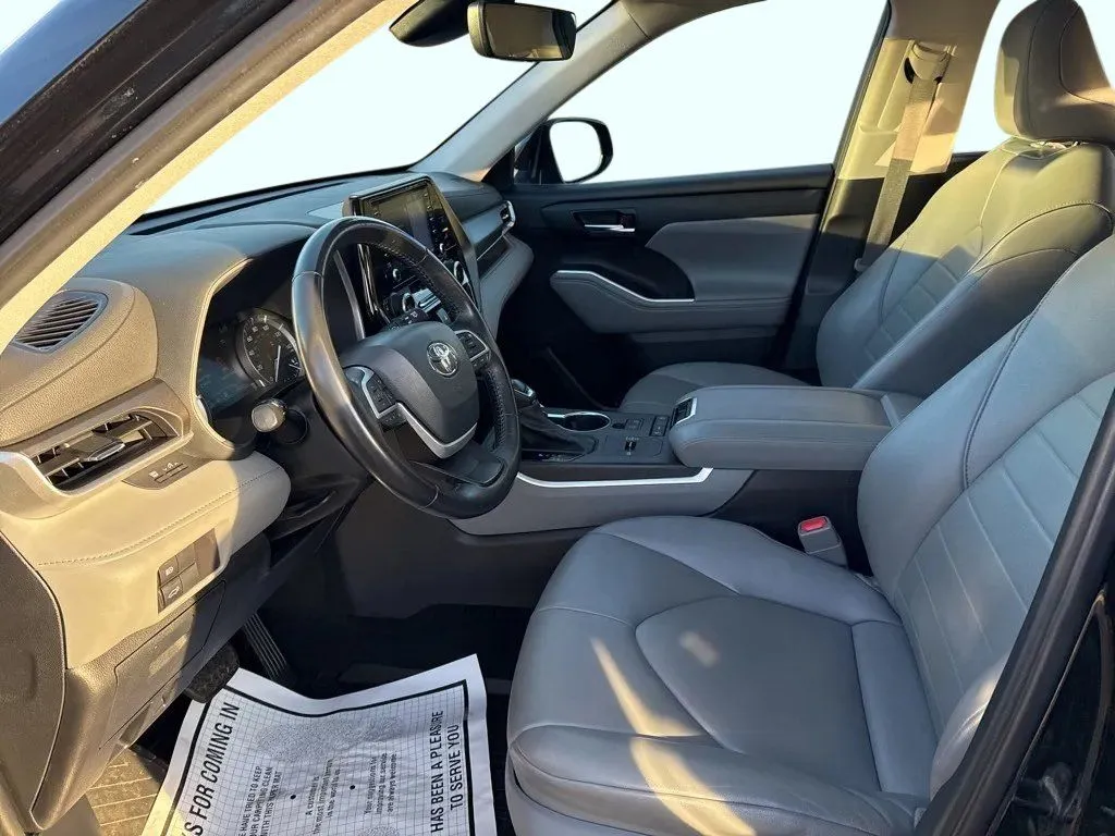 2022 Toyota Highlander XLE - Photo 12