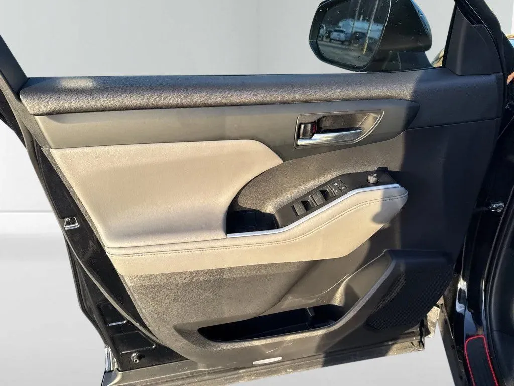 2022 Toyota Highlander XLE - Photo 11