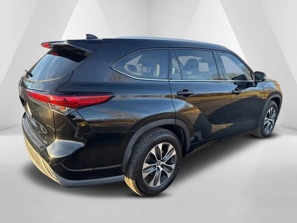 2022 Toyota Highlander XLE - Photo 7