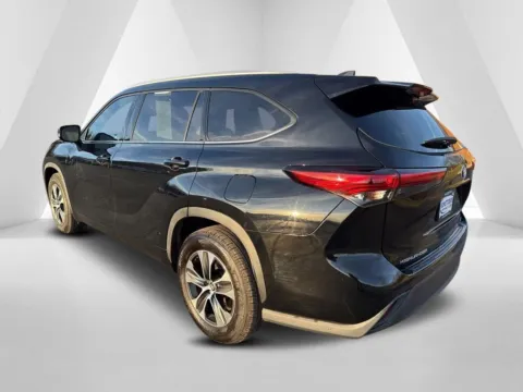 More photos of 2022 Toyota Highlander XLE at Braden Cadillac GMC, OH