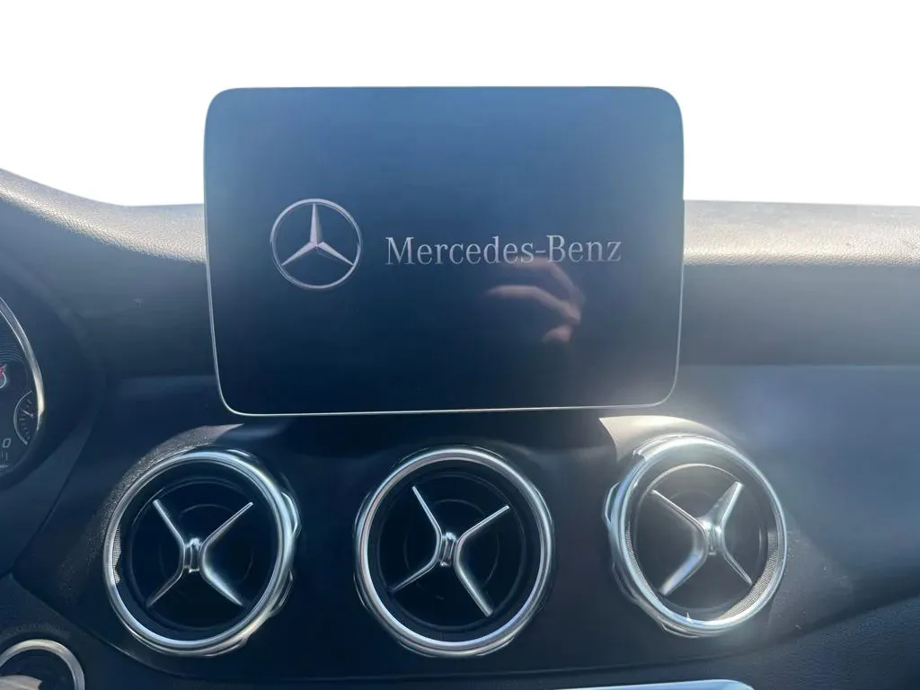 Mercedes-Benz GLA photo 32