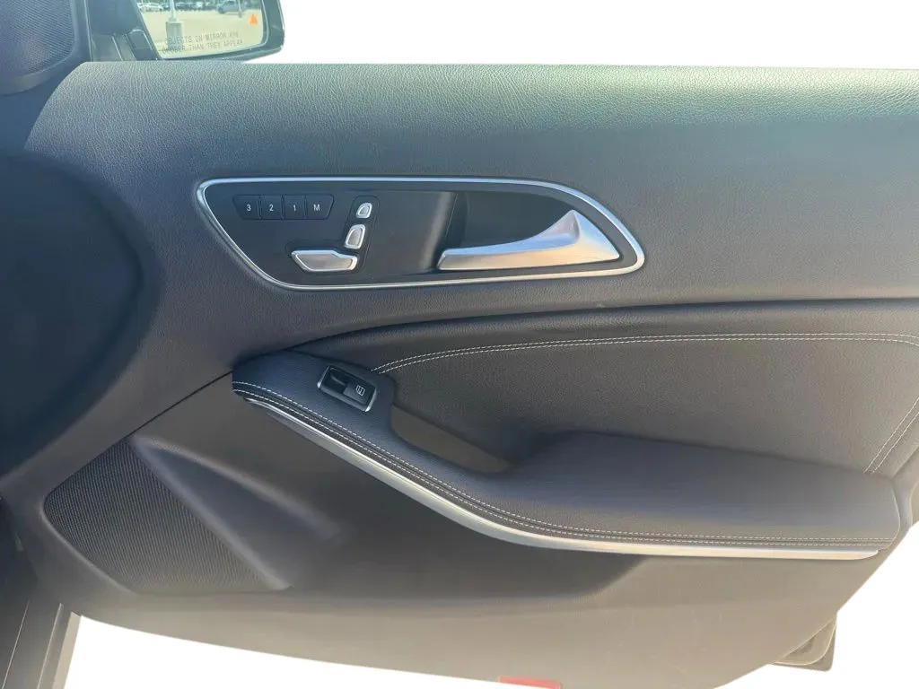 Mercedes-Benz GLA photo 16