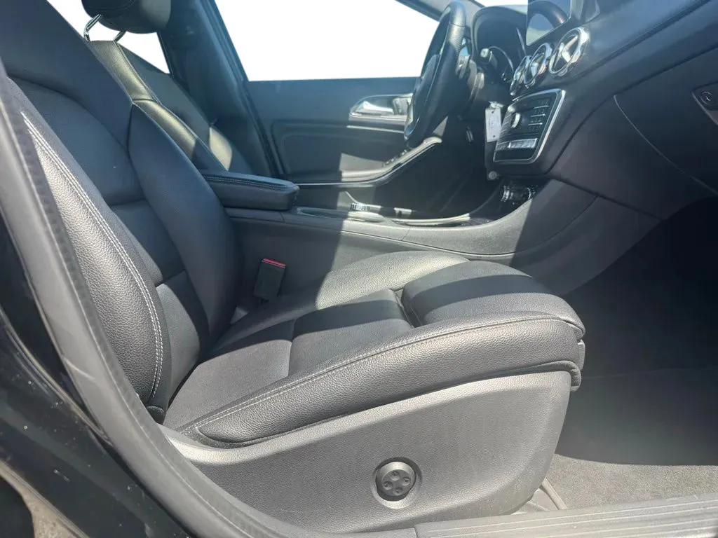 Mercedes-Benz GLA photo 14